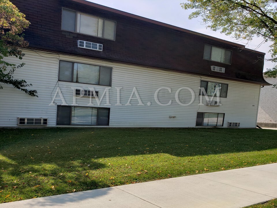 921 Emmons St-Unit -04 in Hiawatha, IA - Building Photo