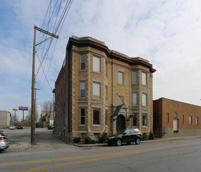 Montclaire Apartments in Kansas City, MO - Foto de edificio - Building Photo