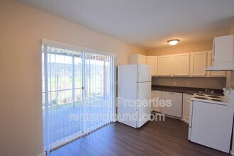 738 NE 94th Ave in Portland, OR - Building Photo - Building Photo