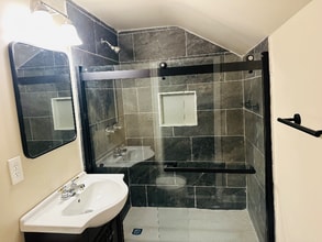 4113 W Sugar Creek Rd in Charlotte, NC - Foto de edificio - Building Photo