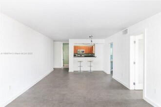 1045 10th St in Miami Beach, FL - Building Photo - Building Photo