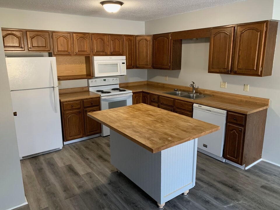 4903 W Kirkwood Cir in Sioux Falls, SD - Foto de edificio