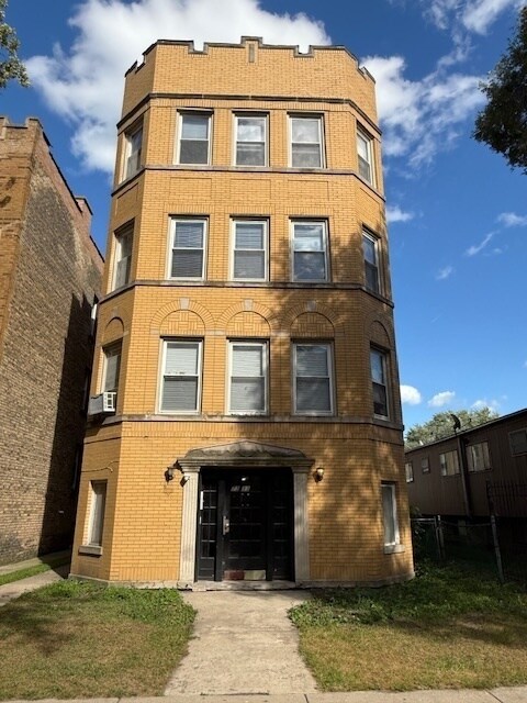 7333 N Damen Ave in Chicago, IL - Building Photo