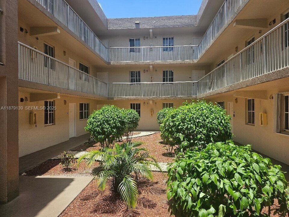 6115 NW 186th St in Hialeah, FL - Foto de edificio
