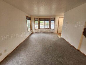 5887 NW 213th Pl in Portland, OR - Building Photo - Building Photo