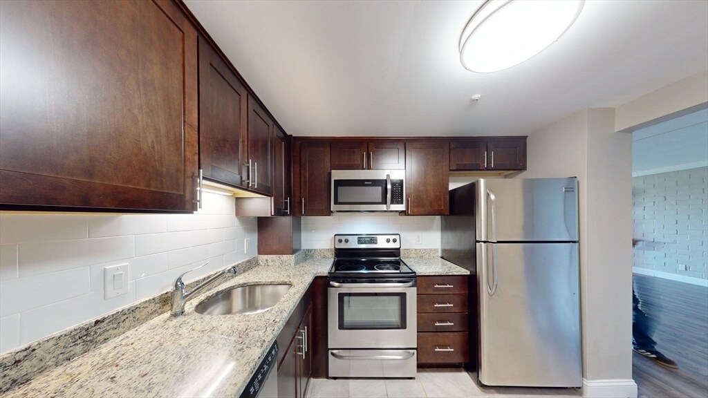 240 Quincy Shore Dr in Quincy, MA - Building Photo