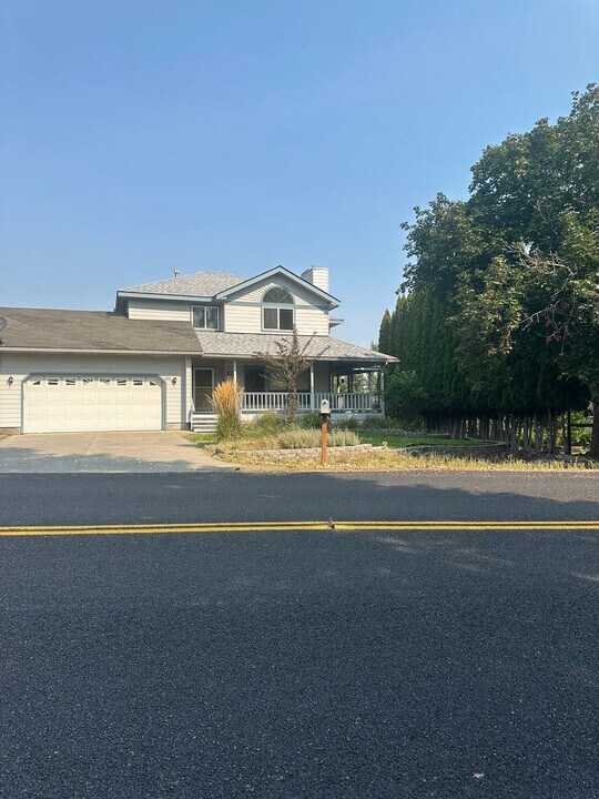 1093 E Loch Haven Dr in Hayden, ID - Building Photo