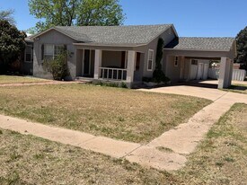 1700 S Avenue B in Portales, NM - Building Photo