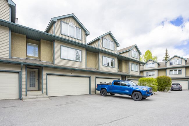 Rundle Estates in Canmore, AB - Building Photo - Building Photo