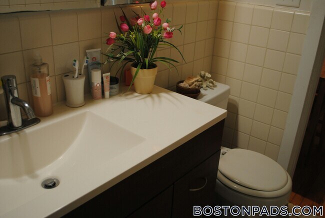 61 Park Dr, Unit 6 in Boston, MA - Foto de edificio - Building Photo