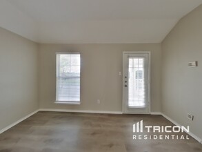 2032 Stephanie Ct in Aubrey, TX - Foto de edificio - Building Photo