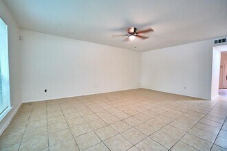 6119 Fondren Rd in Houston, TX - Foto de edificio - Building Photo