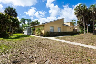 202 Sparrow Dr in Royal Palm Beach, FL - Building Photo - Building Photo