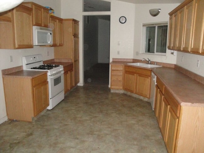 1464 Richfield Ave in Rosamond, CA - Building Photo - Building Photo