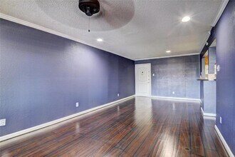 7575 Katy Fwy-Unit -26 in Houston, TX - Foto de edificio - Building Photo