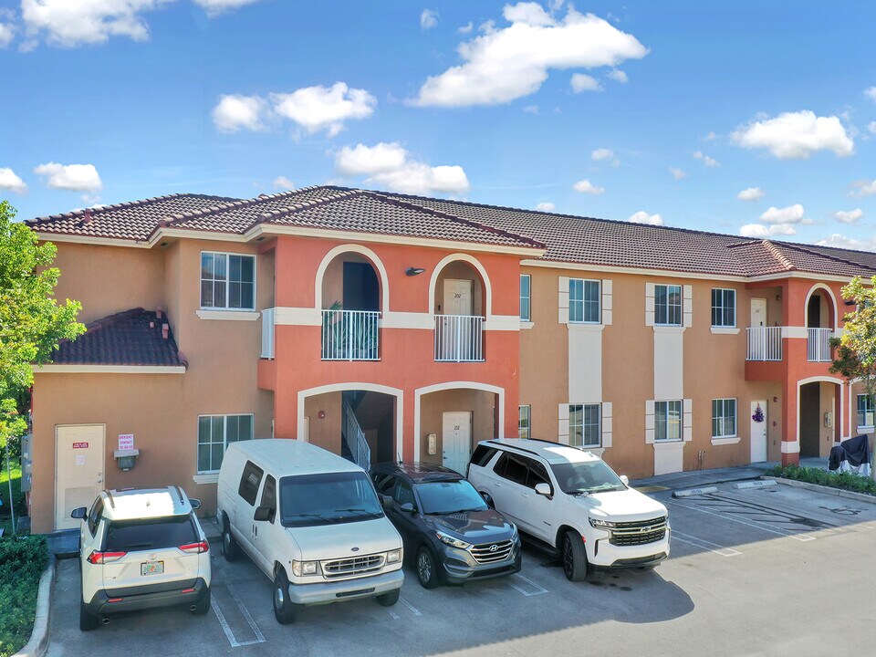 18130 NW 59th Ave in Hialeah, FL - Building Photo