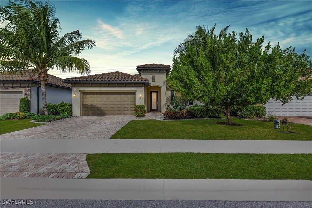 9204 Woodhurst Dr in Naples, FL - Building Photo