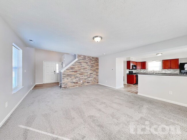 561 Grassy Bend Dr in Greenwood, IN - Foto de edificio - Building Photo