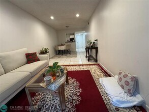 4111 Stirling Rd in Davie, FL - Building Photo - Building Photo