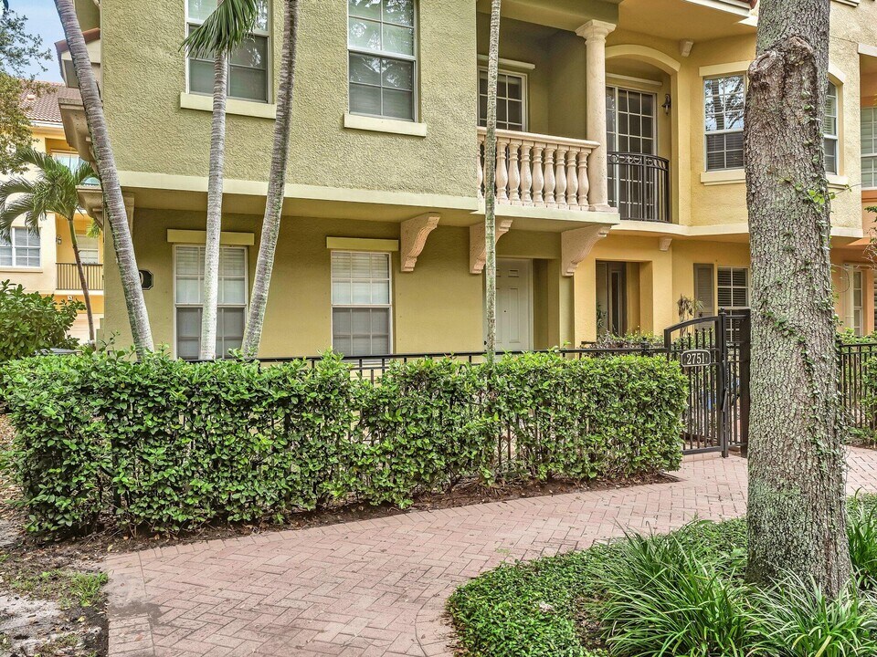 2751 Ravella Way in Palm Beach Gardens, FL - Building Photo