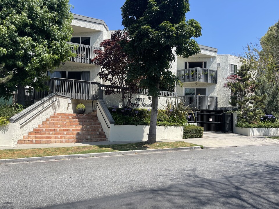 8577 Rugby Dr in West Hollywood, CA - Foto de edificio