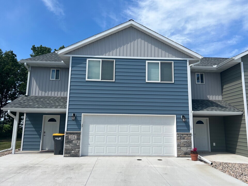 100 Ringbaum Path in Eagle Lake, MN - Foto de edificio