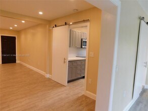 2375 SW 21st Ter in Miami, FL - Foto de edificio - Building Photo