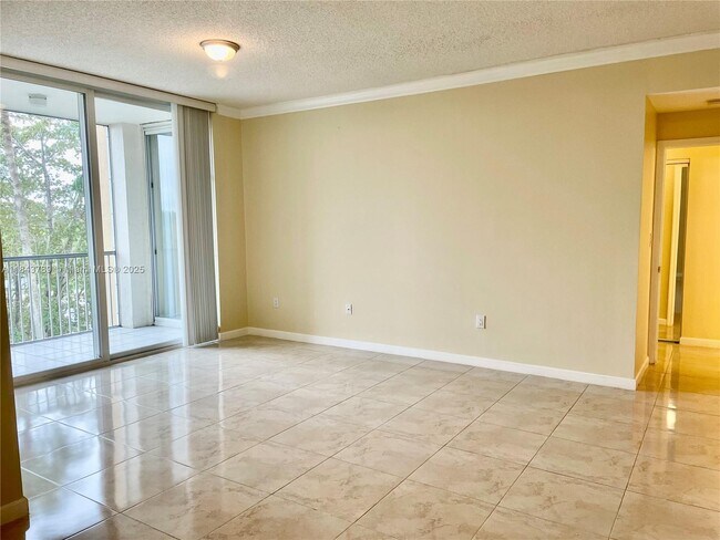 9805 NW 52nd St in Doral, FL - Foto de edificio - Building Photo