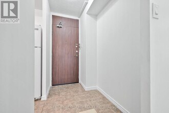 2020 Jasmine Crescent in Ottawa, ON - Building Photo - Building Photo