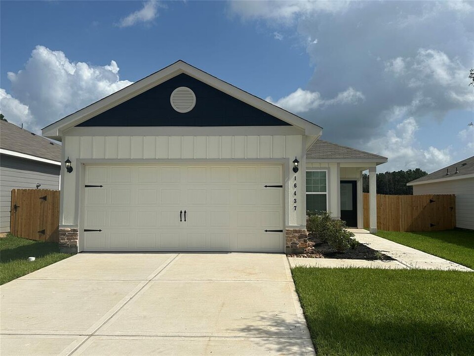 16437 Blossom Grv Dr in Conroe, TX - Building Photo