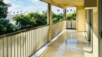 11975 Laurelwood Dr in Los Angeles, CA - Building Photo
