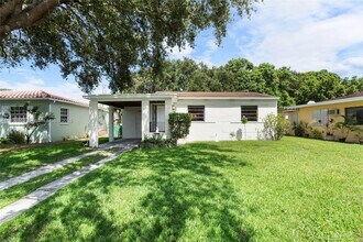 301 SW 51st Ave in Coral Gables, FL - Foto de edificio - Building Photo