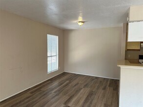 10100 S Gessner Rd in Houston, TX - Foto de edificio - Building Photo