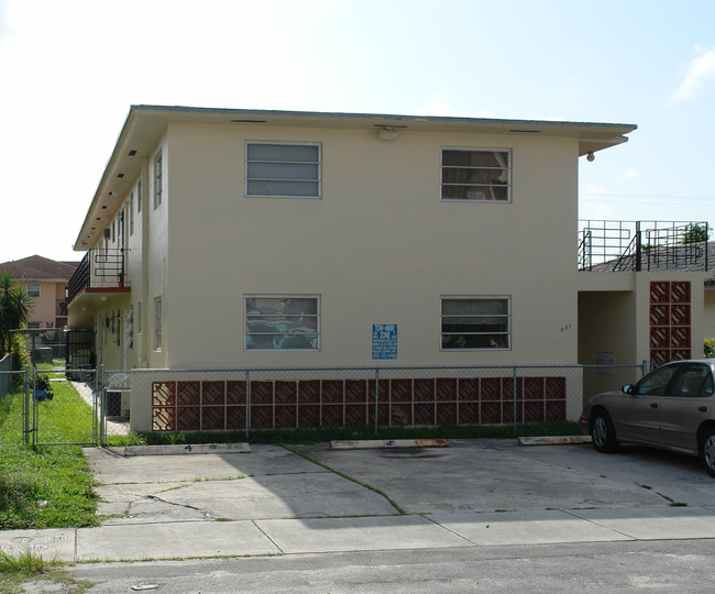 931 SW 29th Ave in Miami, FL - Foto de edificio - Building Photo