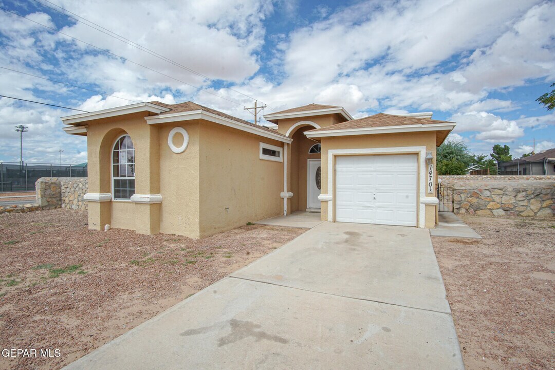 14701 Calhoun Dr in Horizon City, TX - Building Photo
