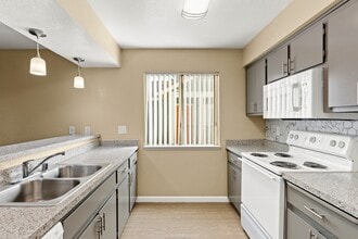 Redwood Cove Apartments in Chico, CA - Building Photo - Building Photo