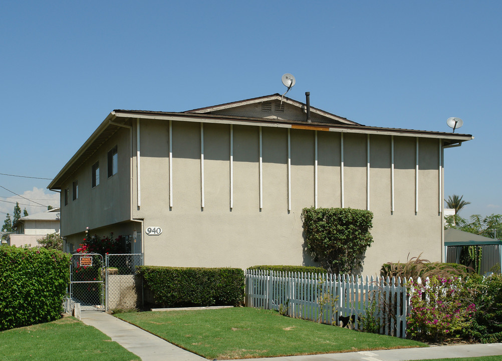 940 N Vicentia Ave in Corona, CA - Building Photo