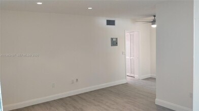 1975 NE 135th St in North Miami, FL - Foto de edificio - Building Photo