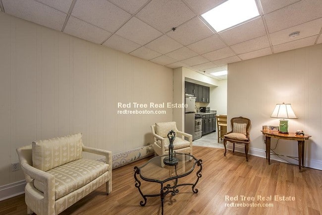 62 Boylston St, Unit 110 in Boston, MA - Foto de edificio - Building Photo