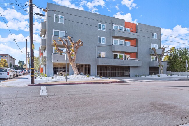 Darby Apartments|| 6 Month Leases Available** in Northridge, CA - Foto de edificio - Building Photo