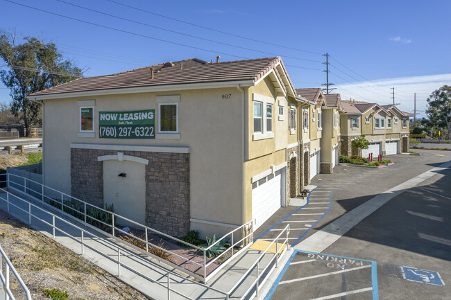 917 W Lincoln Ave in Escondido, CA - Foto de edificio - Building Photo