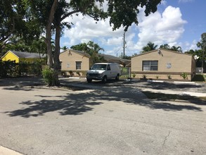 1927-1931 Lincoln St in Hollywood, FL - Building Photo - Primary Photo