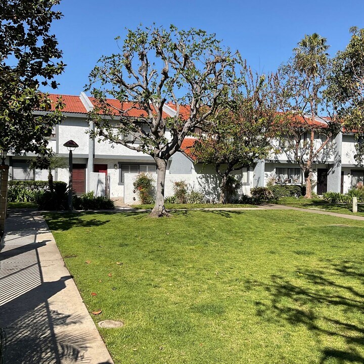 1910 W Palmyra Ave in Orange, CA - Building Photo