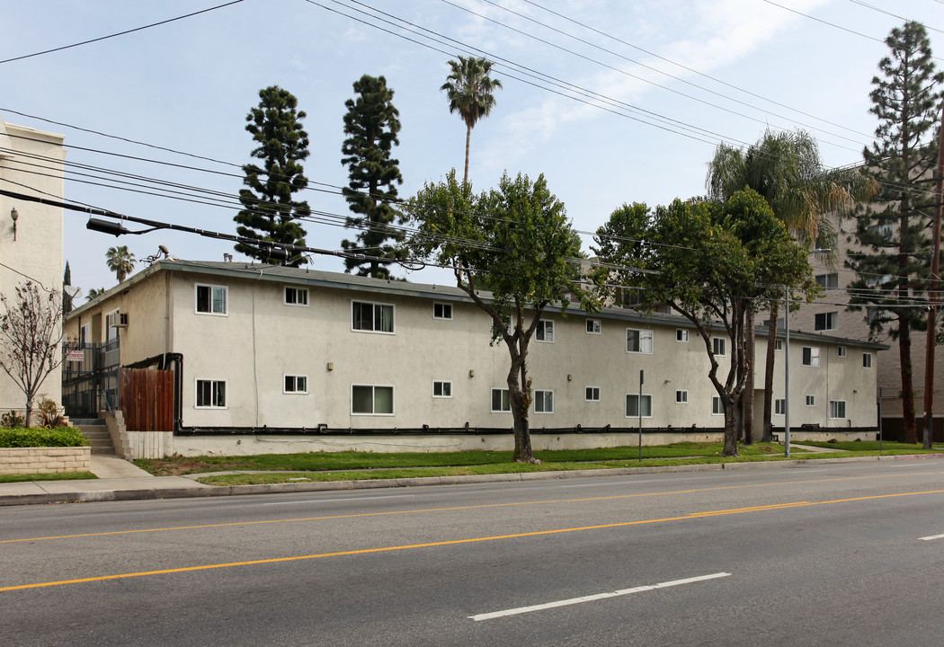 17319 Vanowen St in Van Nuys, CA - Building Photo