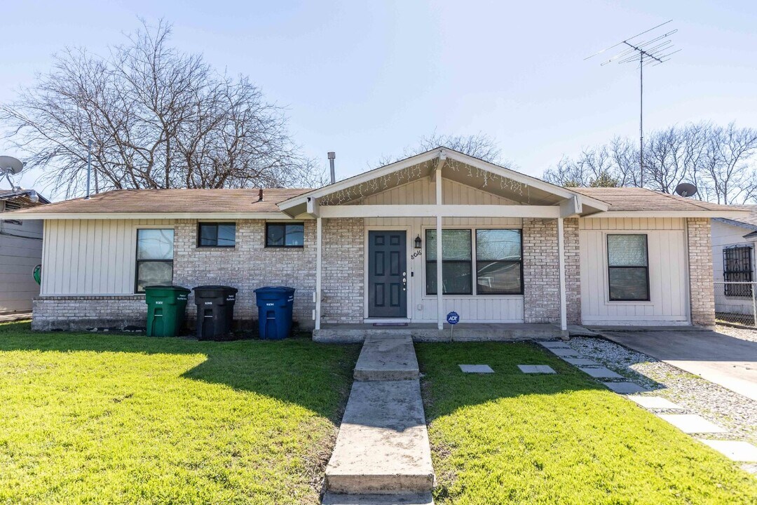 8016 Landing Ave in San Antonio, TX - Building Photo