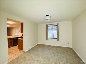 8749 Columbine Cir in Baldwinsville, NY - Foto de edificio - Building Photo