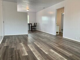 305 Thomas St, Unit 5 in Denton, TX - Building Photo