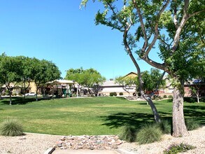 3708 E Kerry Ln in Phoenix, AZ - Foto de edificio - Building Photo