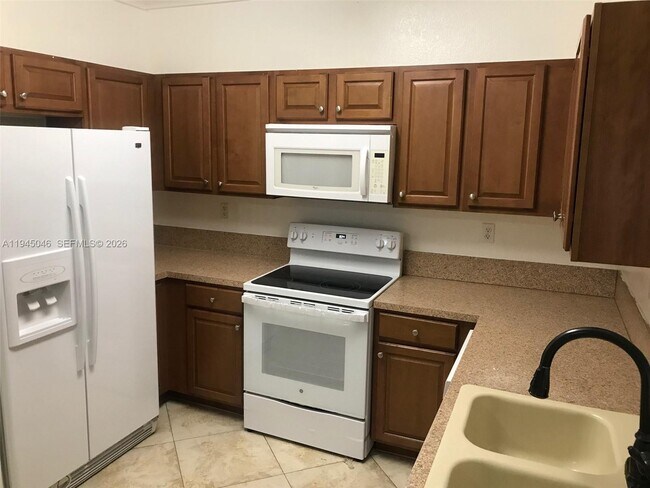 9274 SW 220th Terrace in Cutler Bay, FL - Building Photo - Building Photo