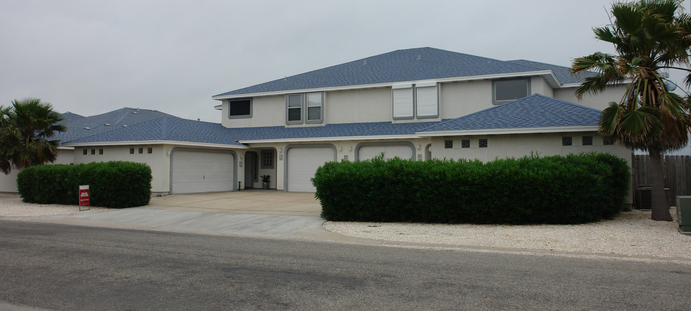 15305-A-15305-B Bonasse Ct in Corpus Christi, TX - Building Photo